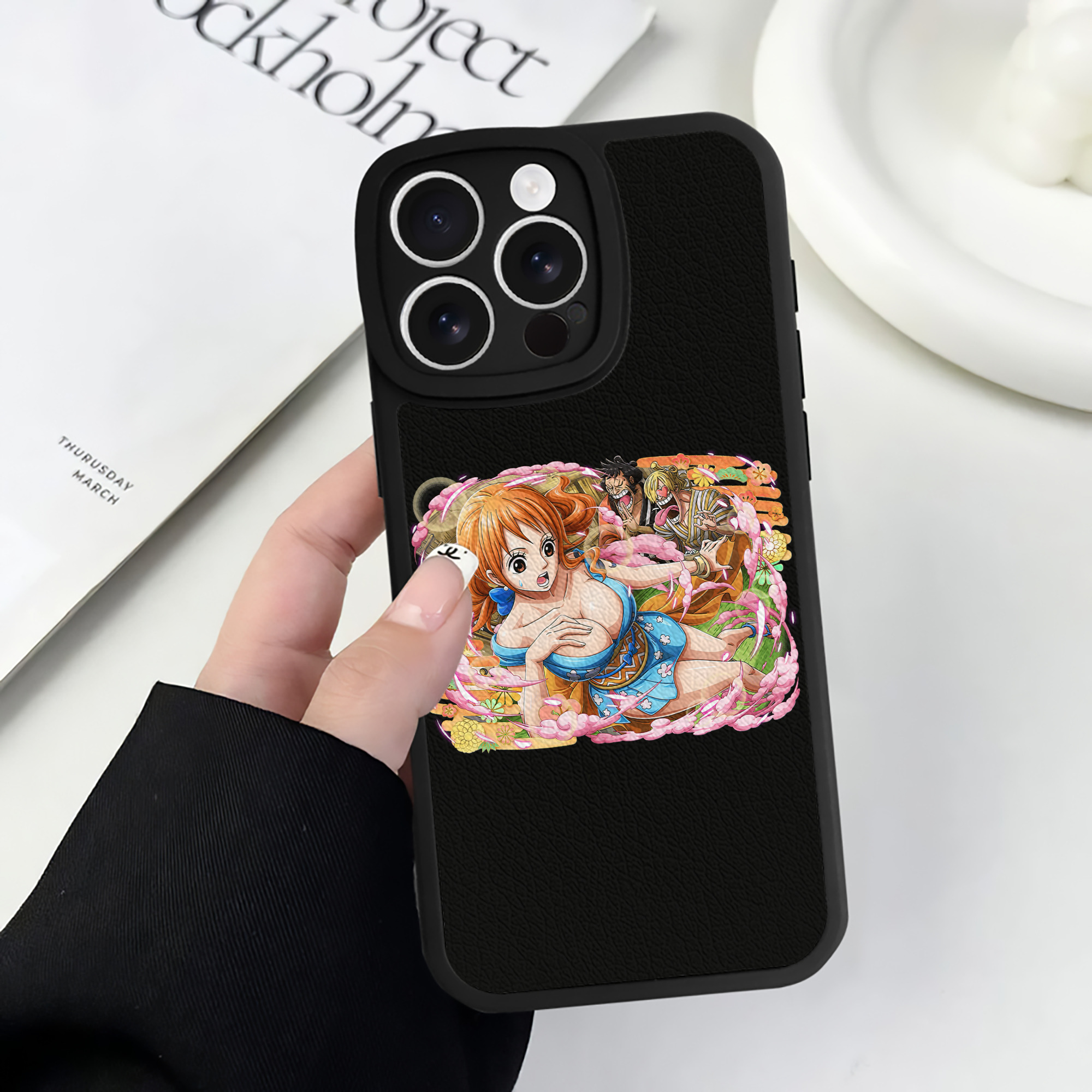 （画像用） ワンピース ナミ ONE PIECE Nami 【iPhone 16シリーズ対応】シリコンスマホケース（レザー調） 材質：シリコン